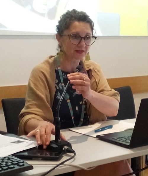 Eirini Pitsilidi speaking into microphone at event for Bonn Climate Change Conference